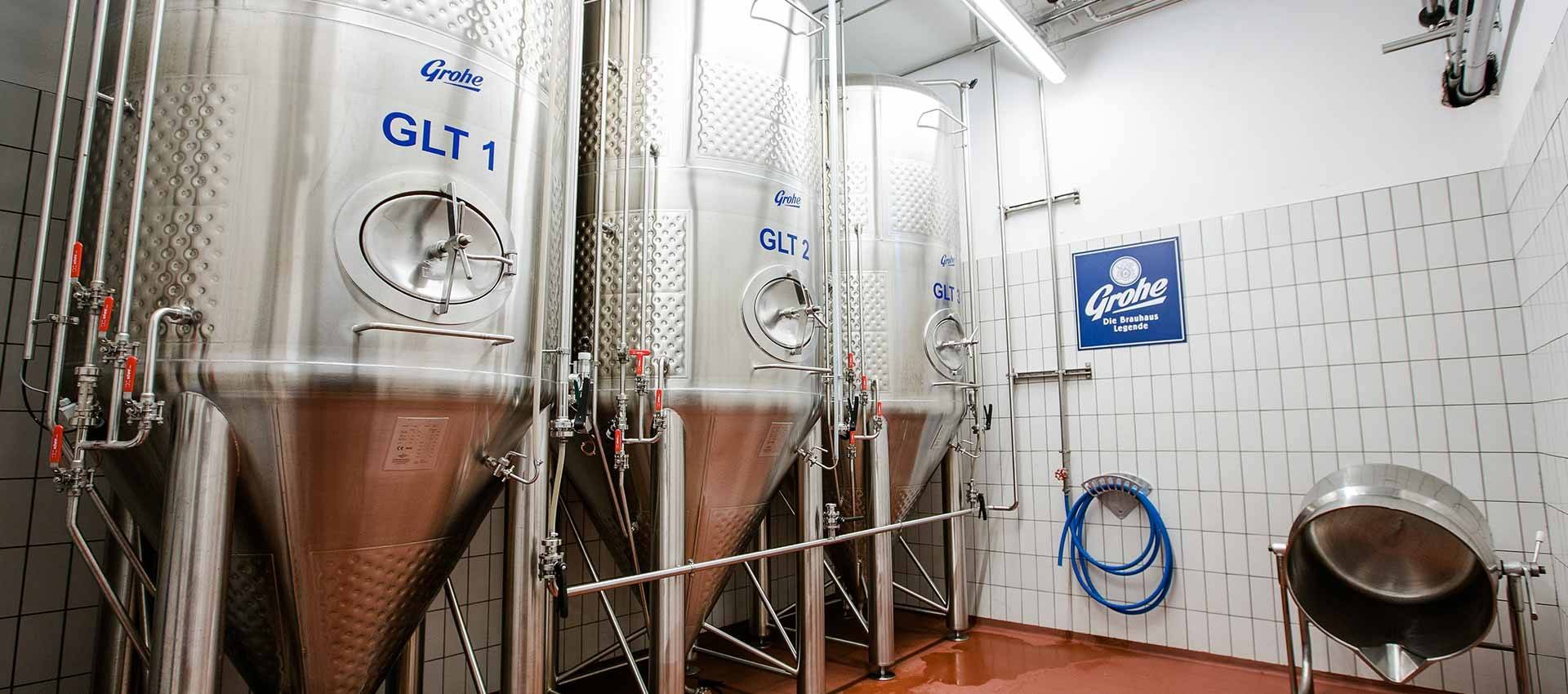 Drei große Edelstahltanks mit der Aufschrift 