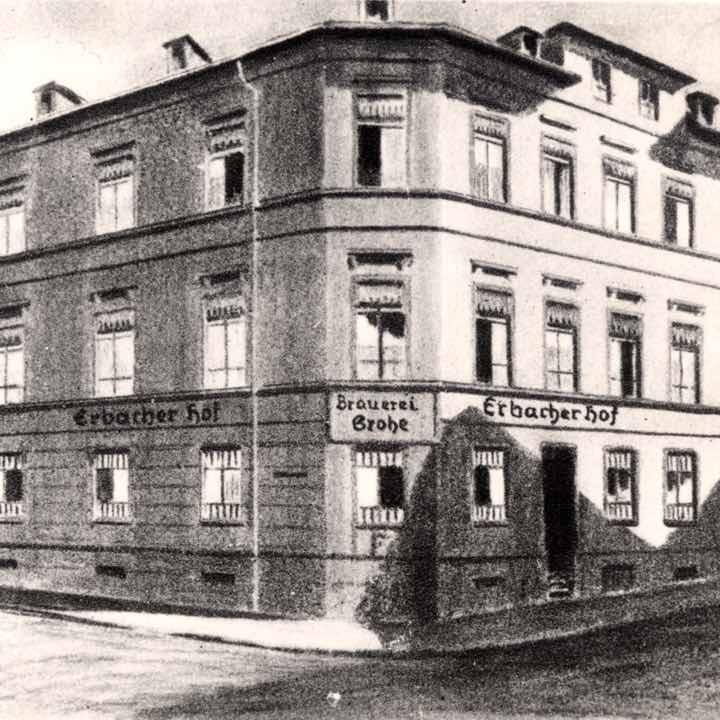 Schwarz-weiß-Zeichnung eines Eckhauses mit der Aufschrift 