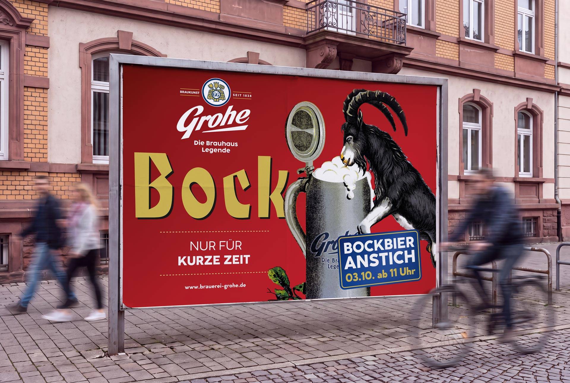 Großflächiges Werbeplakat der Brauerei Grohe für Bockbier auf rotem Hintergrund. Das Plakat zeigt eine schwarze Ziege mit Bierkrug und beworbene Bockbier-Anstich am 03.10. ab 11 Uhr. Im Hintergrund ein historisches Backsteingebäude mit Fenstern und Balkon