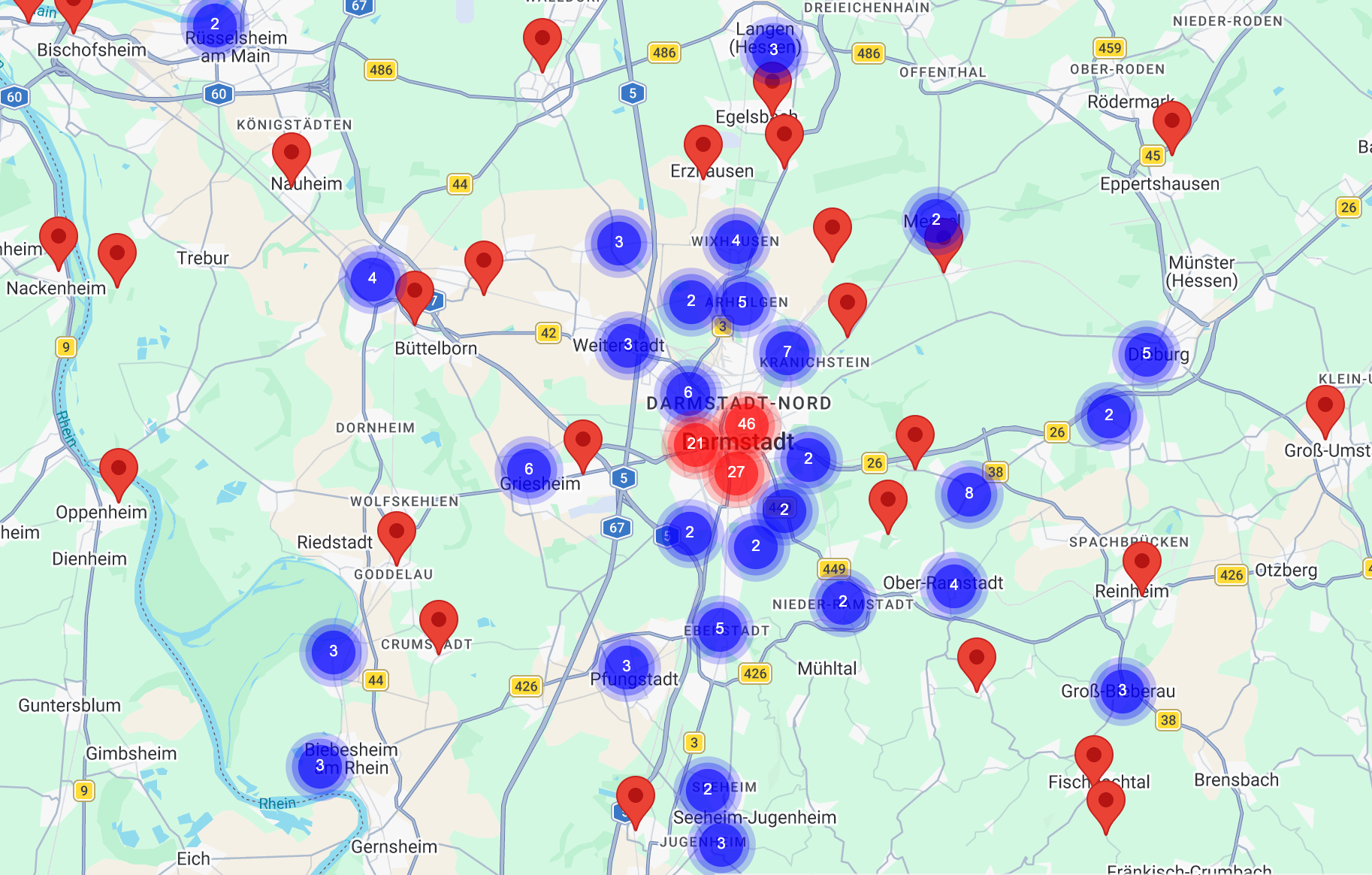 Ausschnitt einer digitalen Landkarte rund um Darmstadt mit zahlreichen roten Stecknadeln und blauen Cluster-Markierungen, die verschiedene Standorte und deren Anzahl anzeigen.