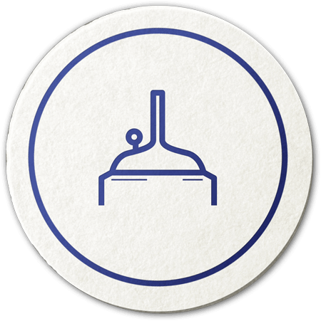 Weißer Bierdeckel mit blauem Symbol eines Braukessels in der Mitte.