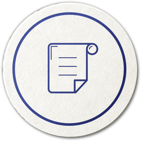 Rundes Symbol mit einer stilisierten, eingerollten Schriftrolle in der Mitte auf weißem Hintergrund.