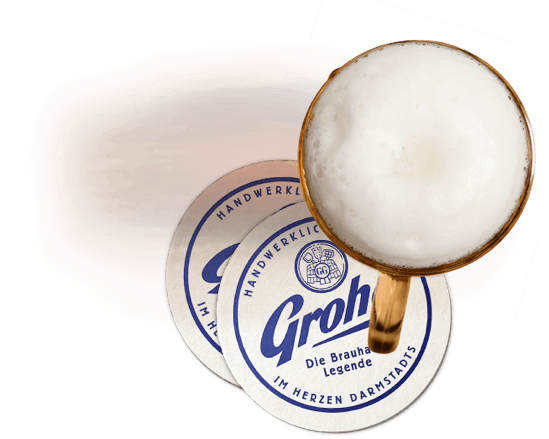 Bierglas mit Schaumkrone auf zwei Grohe-Bierdeckeln, von oben fotografiert.