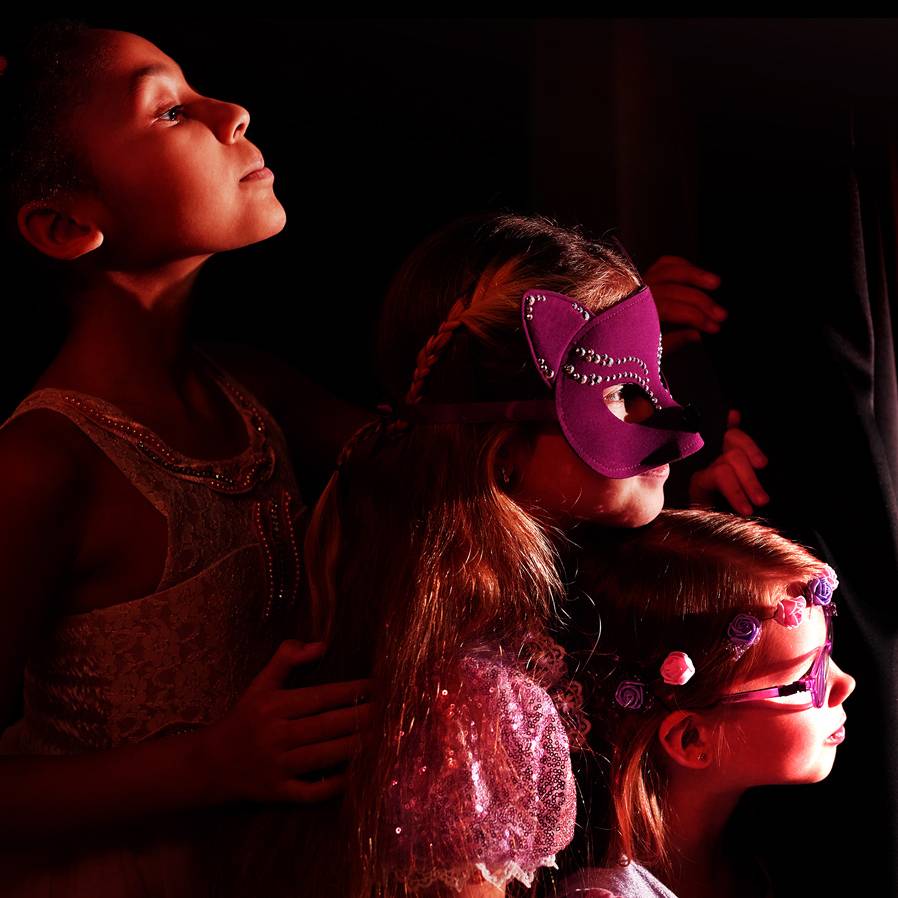 Kinder, die durch Vorhang durchschauen