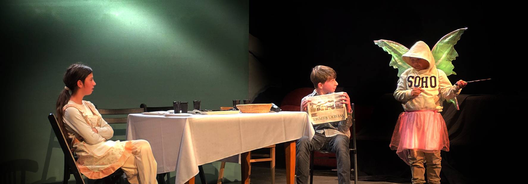 Bühnenszene mit drei jugendlichen Darstellern