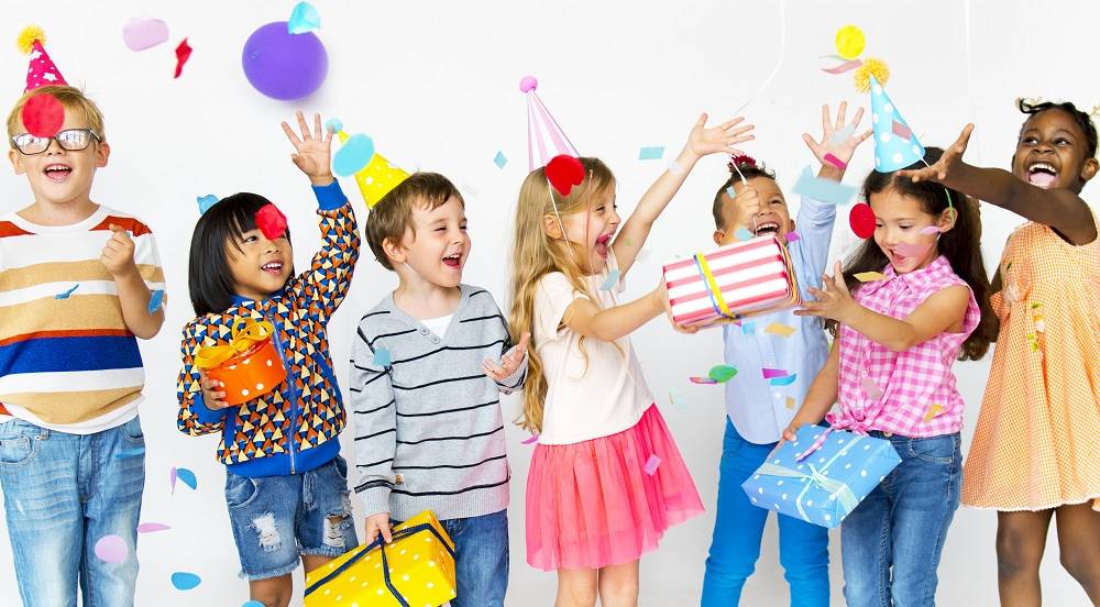 Kinder feiern eine Party bei Task