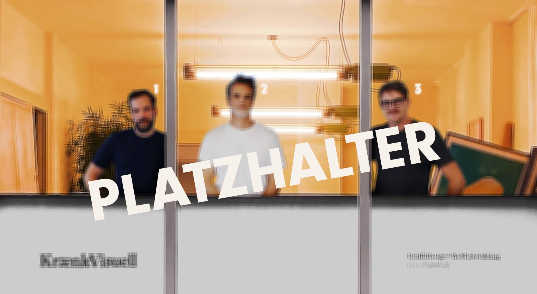 Drei Männer stehen hinter einer Glaswand in einem warm beleuchteten Büro mit gelblichen Wänden. Großer weißer Text "PLATZHALTER" überlagert das Bild. Das Logo "KreativVisuell" ist unten links sichtbar.