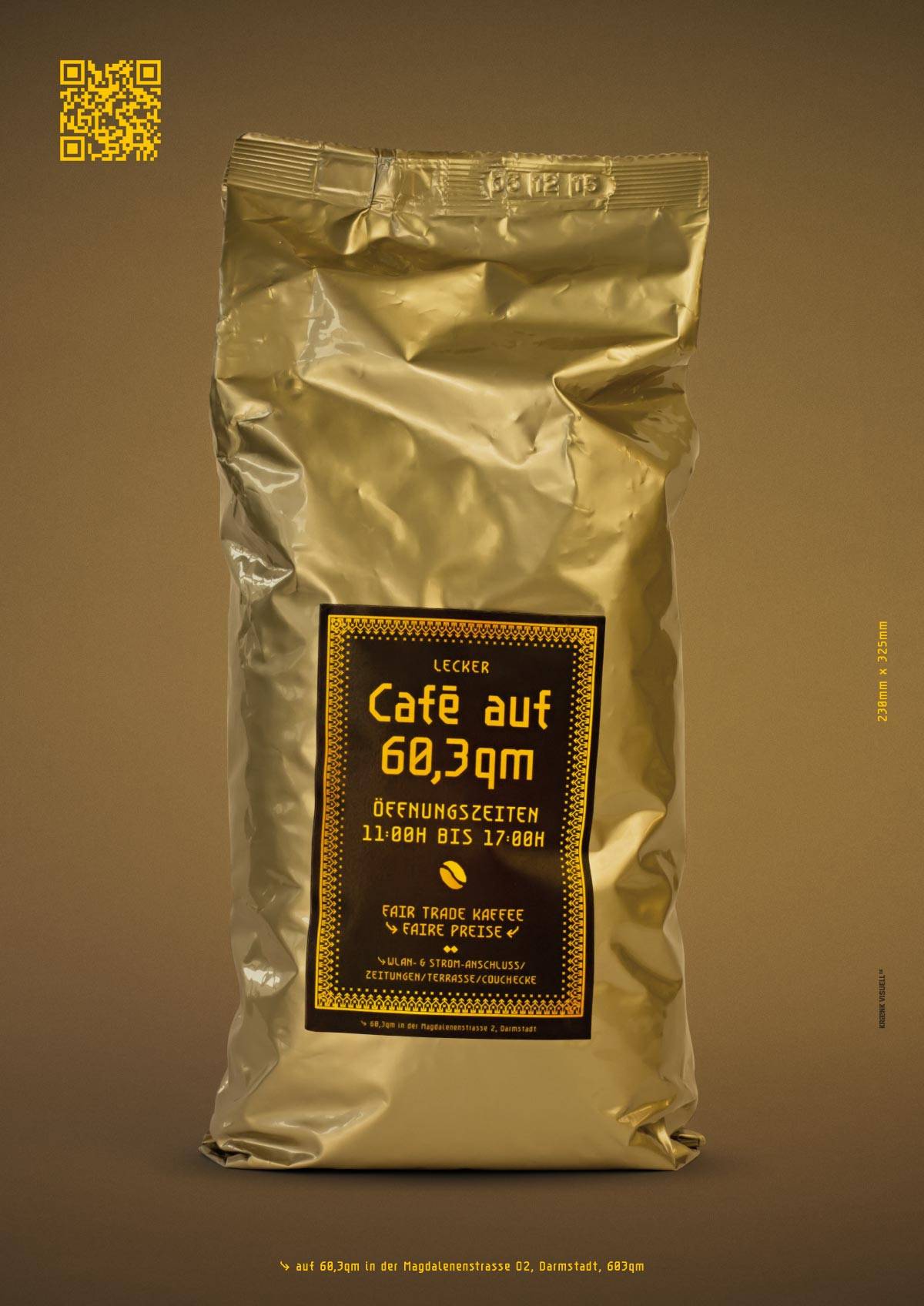 Goldene Kaffeepackung mit schwarzem Etikett, das „Café auf 60,3qm“ und Öffnungszeiten zeigt; oben links ein gelber QR-Code auf braunem Hintergrund.