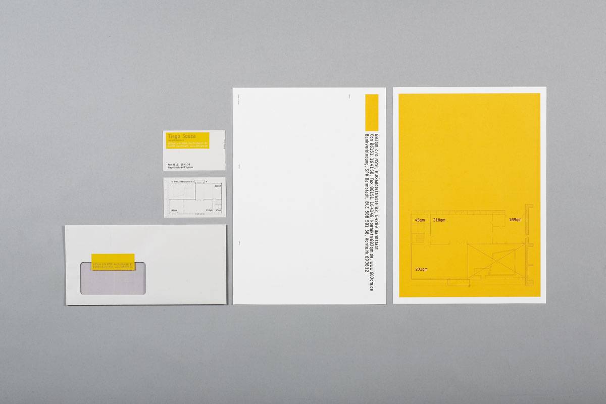 Minimalistisches Briefpapier-Set bestehend aus Visitenkarte, Briefbogen, Umschlag und Dokumenten, gestaltet in Weiß mit gelben Akzenten und klarer Typografie.