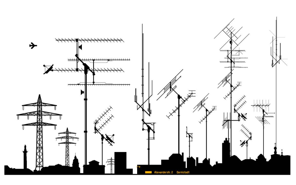 Schwarze Silhouette einer Stadt mit zahlreichen Antennen, Strommasten und zwei Flugzeugen am Himmel; unten steht „Alexanderstr. 2 Darmstadt“.