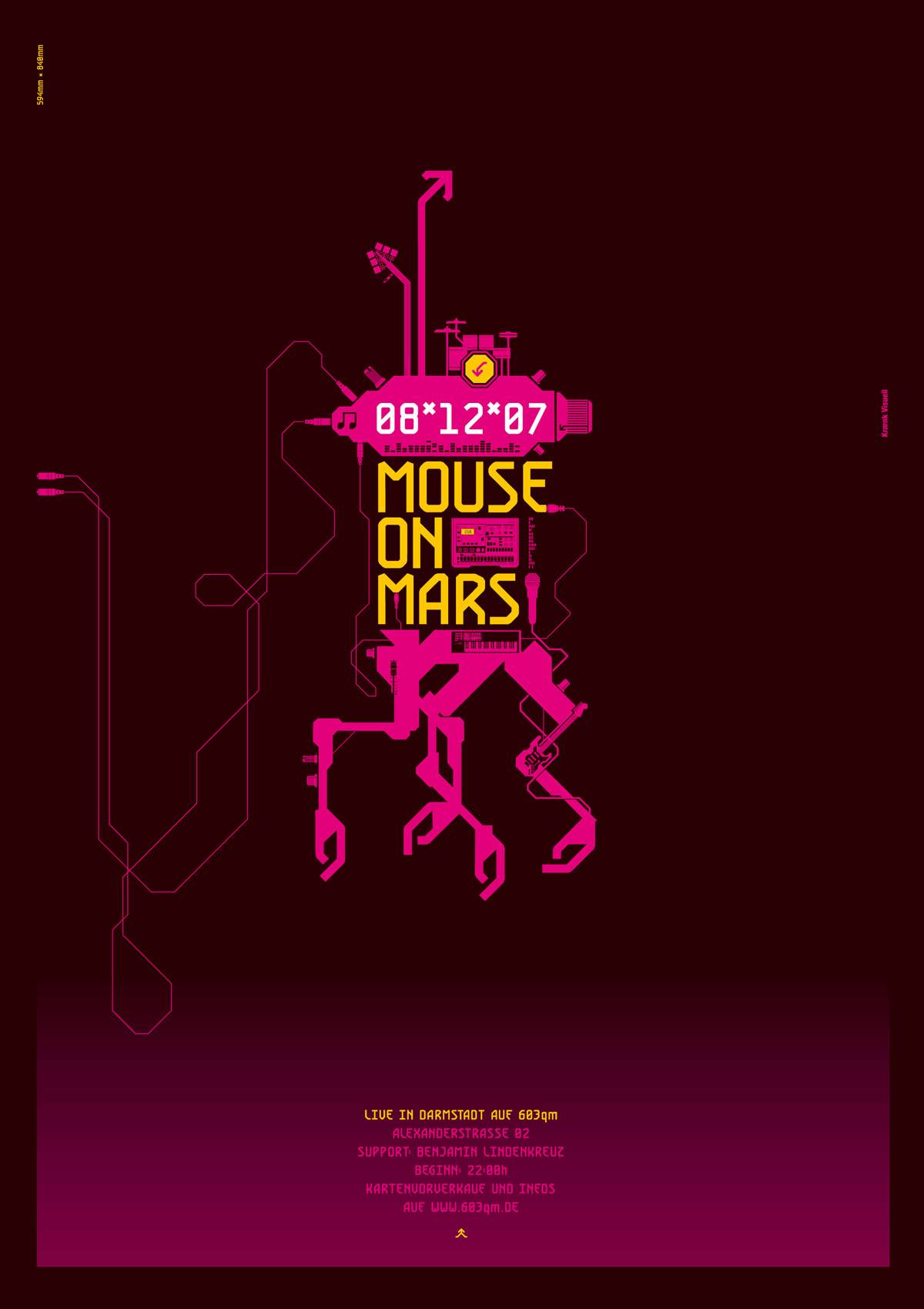 Plakat mit dunkelrotem Hintergrund, zentral ein pink-gelber Roboter aus Kabeln und Musiktechnik, darauf der Schriftzug „Mouse on Mars“ und das Datum „08*12*07“, unten Konzertinfos in gelber Schrift.