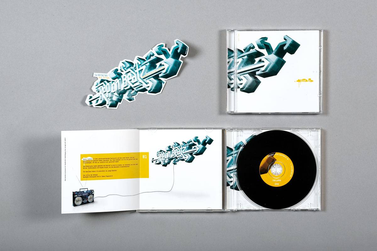 CD mit Hülle, Booklet und Sticker, gestaltet mit blauem 3D-Graffiti-Schriftzug auf weißem Hintergrund; die CD hat ein gelbes Label.