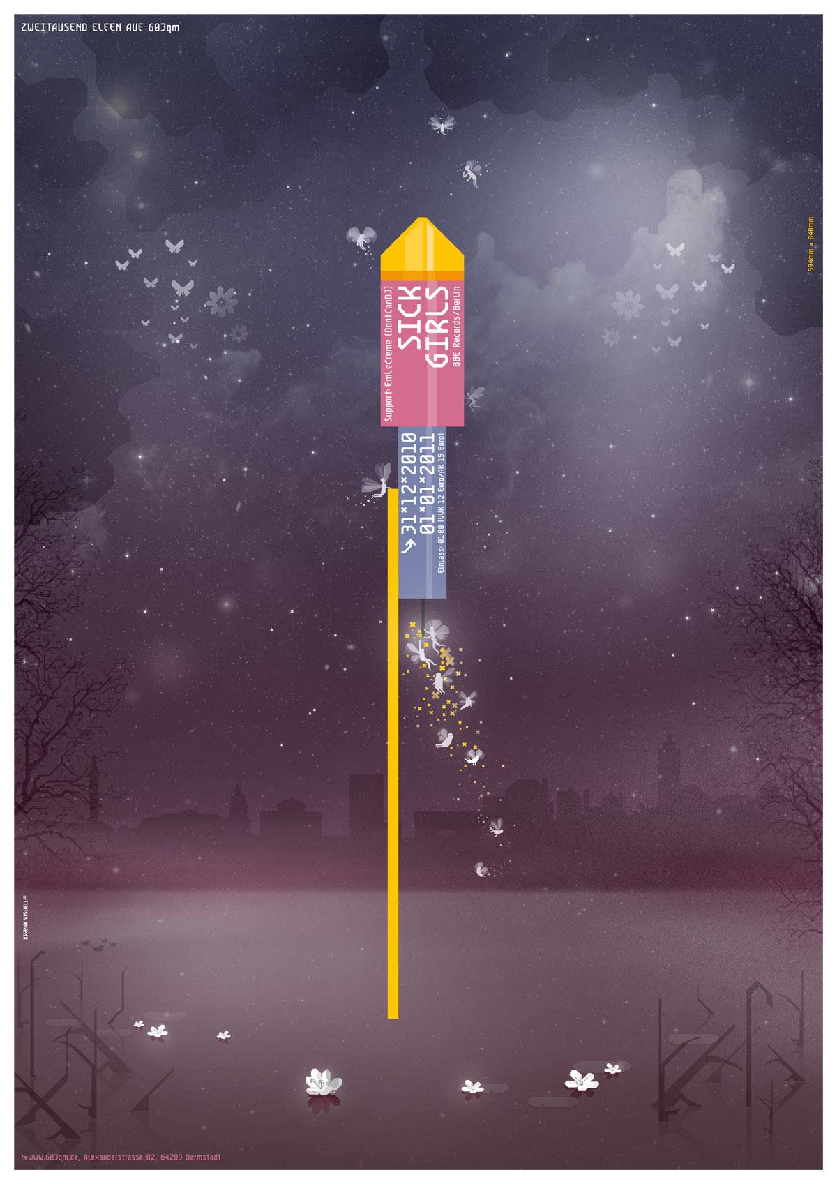 Stimmungsvolles Plakat mit dunklem Nachthimmel, Silhouette einer Stadt, Wasser mit Seerosen und einem gelben, raketenförmigen Element in der Mitte, umgeben von kleinen weißen Feen und Sternen. Text auf dem Raketen-Element kündigt eine Veranstaltung der "Sick Girls" an.