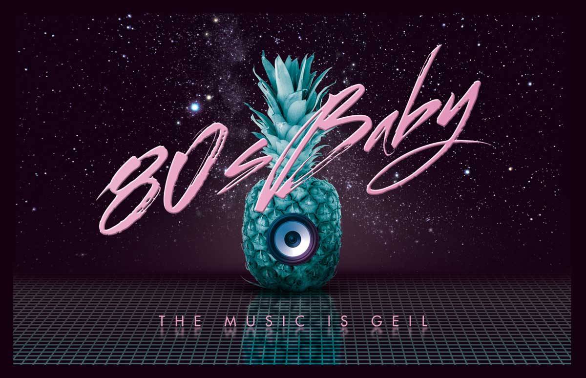 Eine türkisfarbene Ananas mit integriertem Lautsprecher steht vor einem Sternenhimmel; darüber steht in pinker Schrift "80s Baby", darunter "The music is geil".