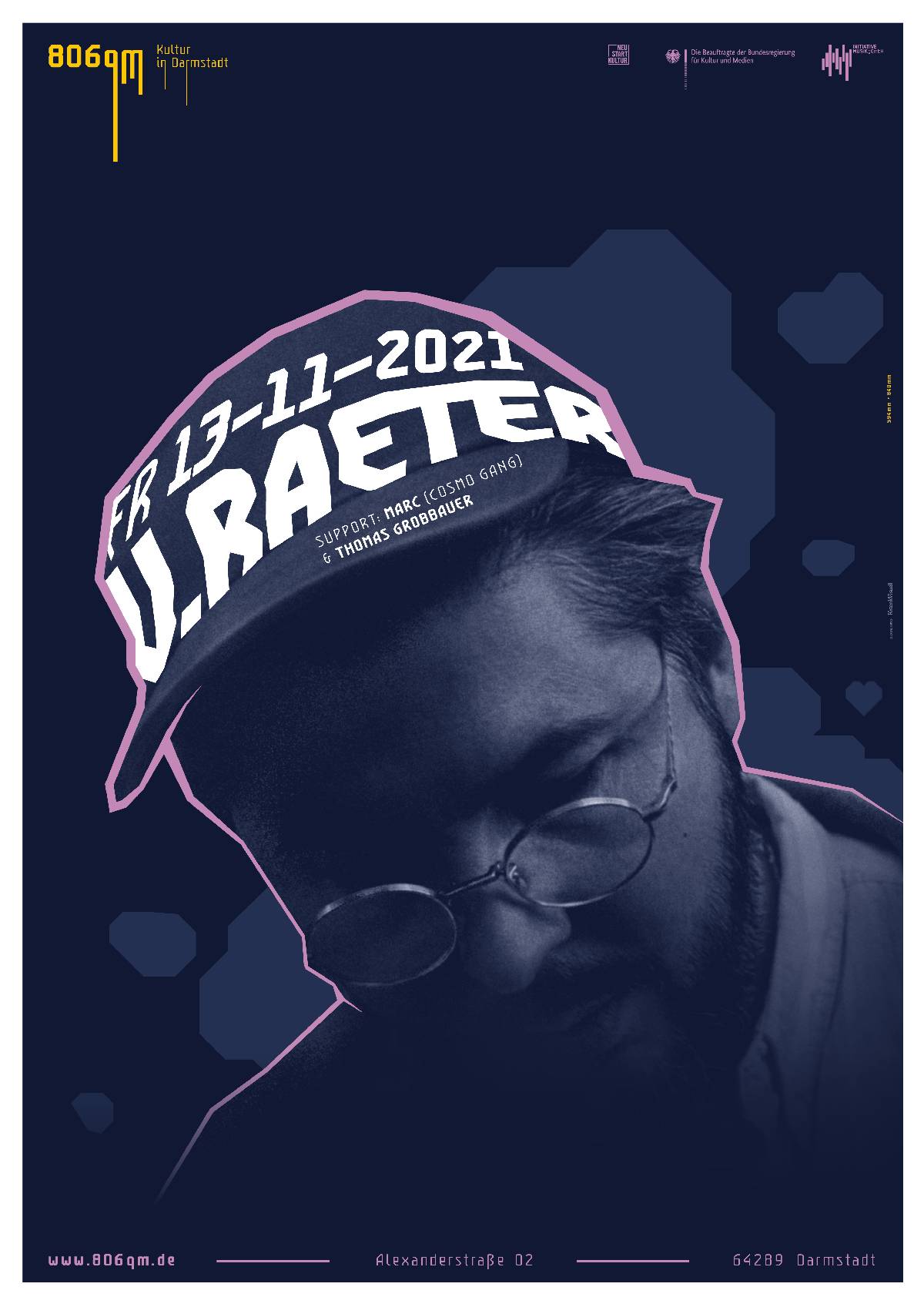 Dunkles Veranstaltungsplakat mit dem Porträt eines Mannes mit Brille und Mütze, großem Text „U.RAETER“ und Veranstaltungsdetails: Freitag, 13.11.2021, 806qm Darmstadt.