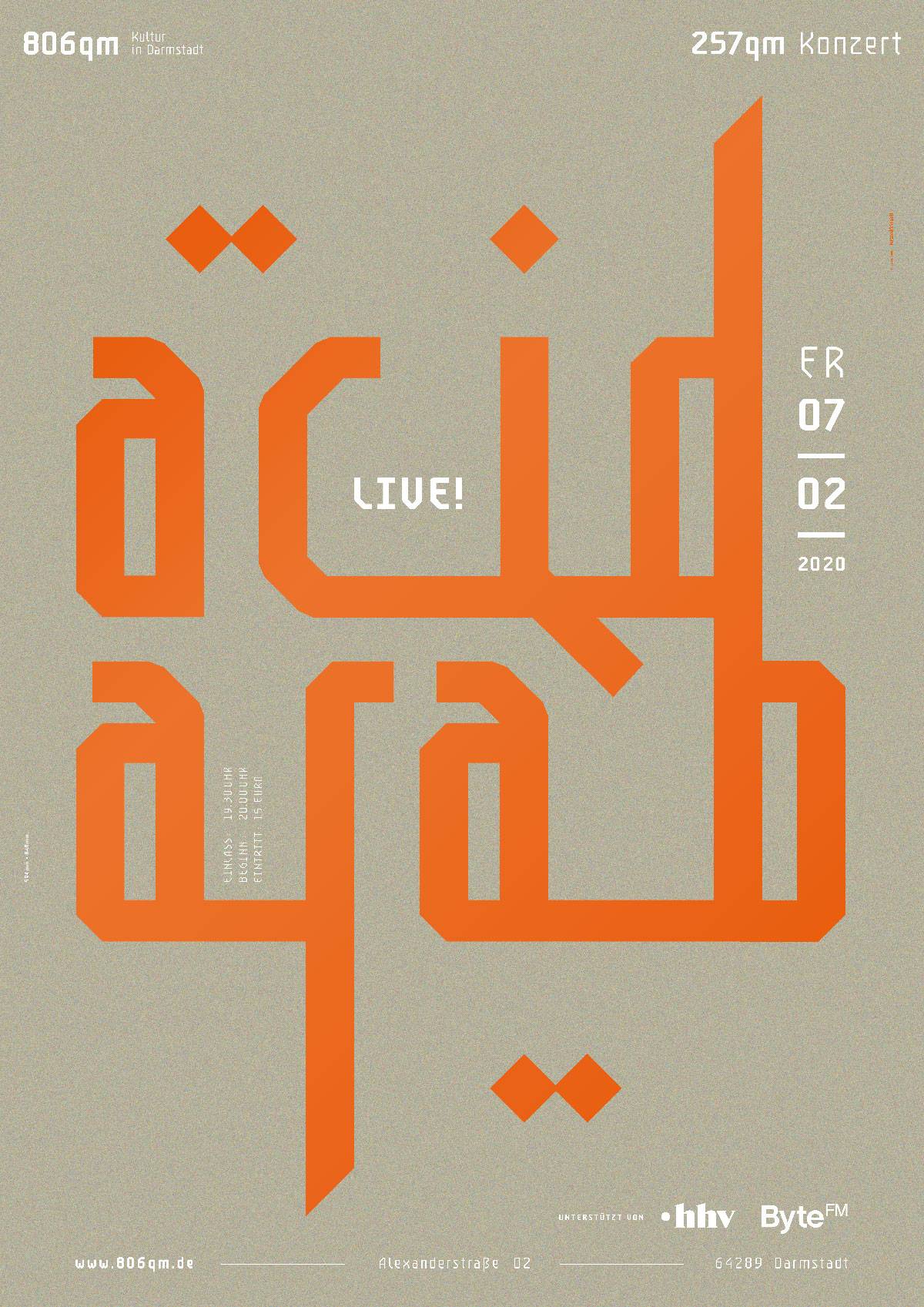 Plakat mit großem, orangefarbenem, stilisiertem arabischem Schriftzug, zentral „LIVE!“, rechts Konzertdatum „07.02.2020“, Veranstaltungsort „806qm“ in Darmstadt, weitere Infos zu Zeit, Eintritt und Unterstützern am unteren Rand.