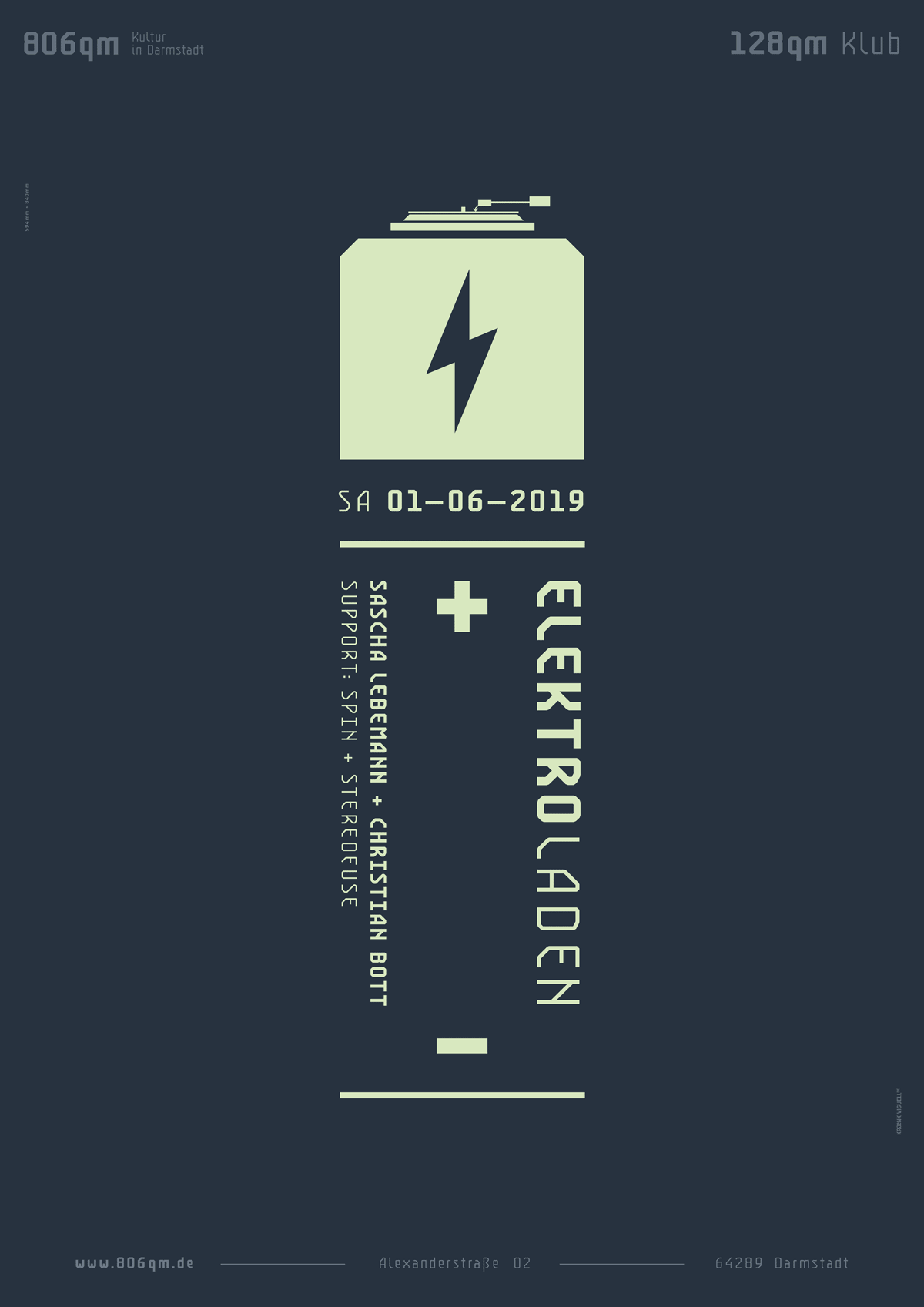 Plakat mit stilisierter Batterie und Blitzsymbol; Text: "Elektroladen", Datum 01.06.2019, mit Künstlernamen und Veranstaltungsort 806qm in Darmstadt.
