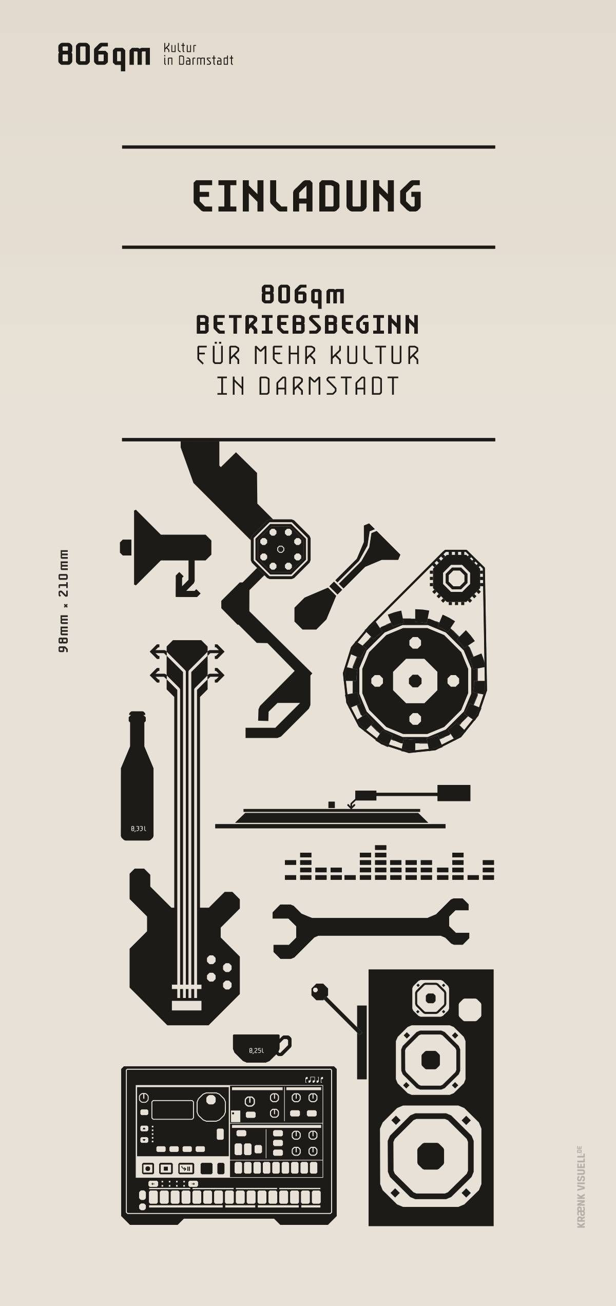 Plakat mit dem Text „Einladung 806qm Betriebsbeginn für mehr Kultur in Darmstadt“ und stilisierten schwarzen Symbolen wie Gitarre, Plattenspieler, Lautsprecher, Flasche, Tasse, Werkzeug und Musikinstrumenten auf hellem Hintergrund.