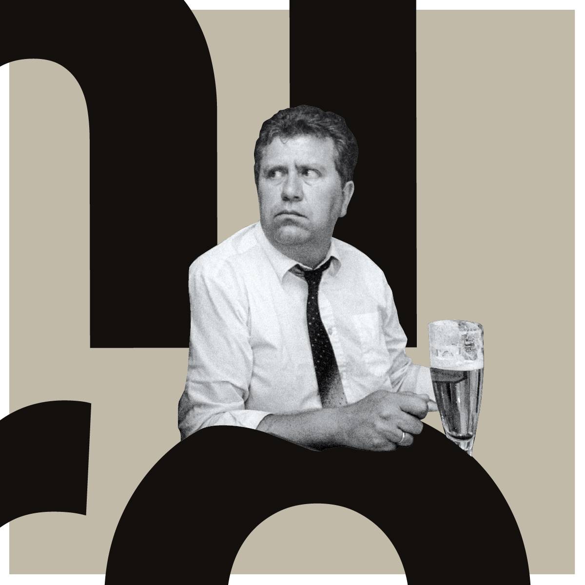 Schwarz-weiß Foto eines Mannes im Hemd und Krawatte, der ein Bierglas hält und ernst zur Seite blickt, vor grafischem Hintergrund mit großen schwarzen Buchstaben auf beigem Grund.