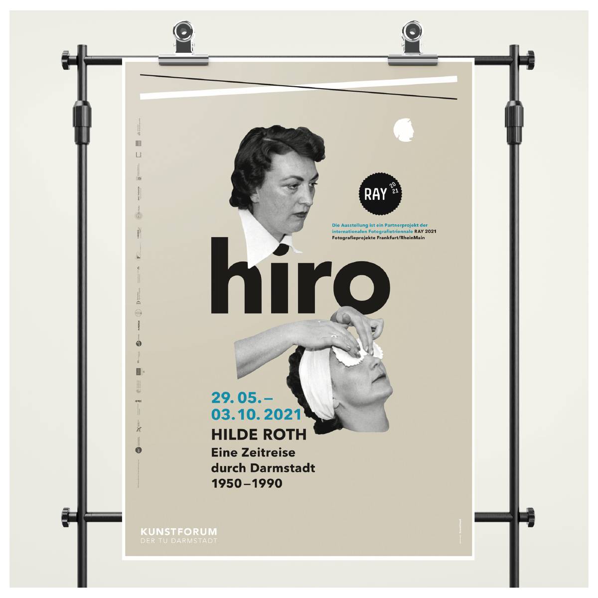 Plakat für die Ausstellung "hiro" mit einem schwarz-weißen Foto von zwei Frauen, eine davon legt der anderen ein Tuch auf die Stirn; darunter Ausstellungsinformationen zu Hilde Roth im Kunstforum der TU Darmstadt.