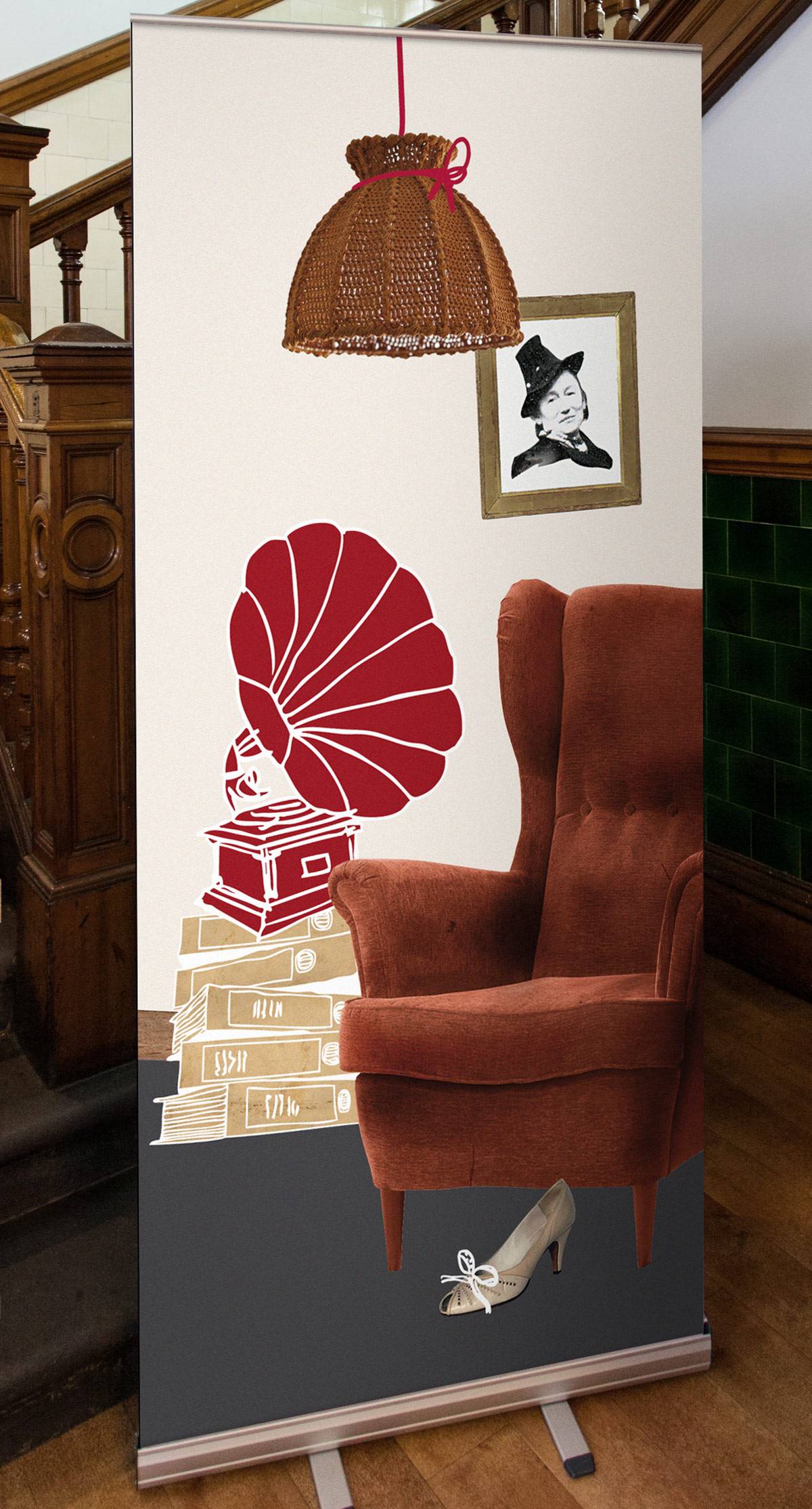 Plakat mit einer Collage aus einem braunen Ohrensessel, einem gezeichneten Grammophon auf Bücherstapeln, einem einzelnen Damenpumps, einem gehäkelten Lampenschirm und einem gerahmten Schwarz-Weiß-Porträt an der Wand.