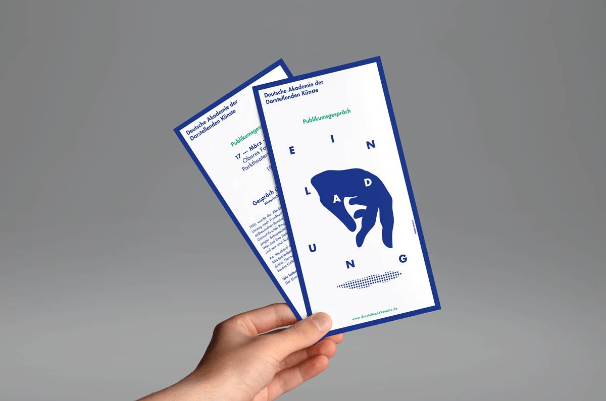 Eine Hand hält zwei Einladungskarten mit blauem Rand; die vordere Karte zeigt eine stilisierte blaue Hand und das Wort "Einladung".