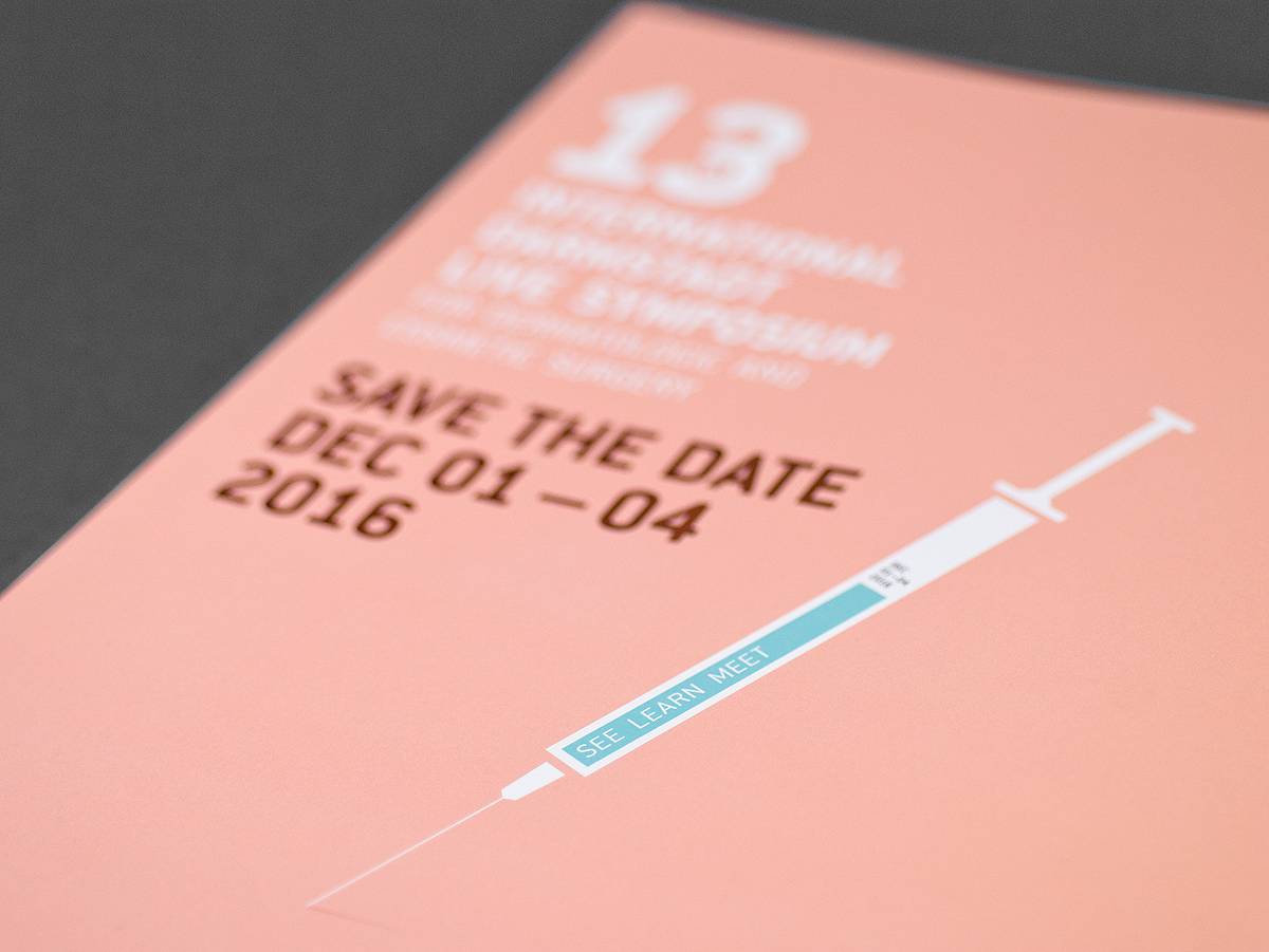 Rosa Flyer mit einer weißen Spritze und dem Text „SAVE THE DATE DEC 01–04 2016“.