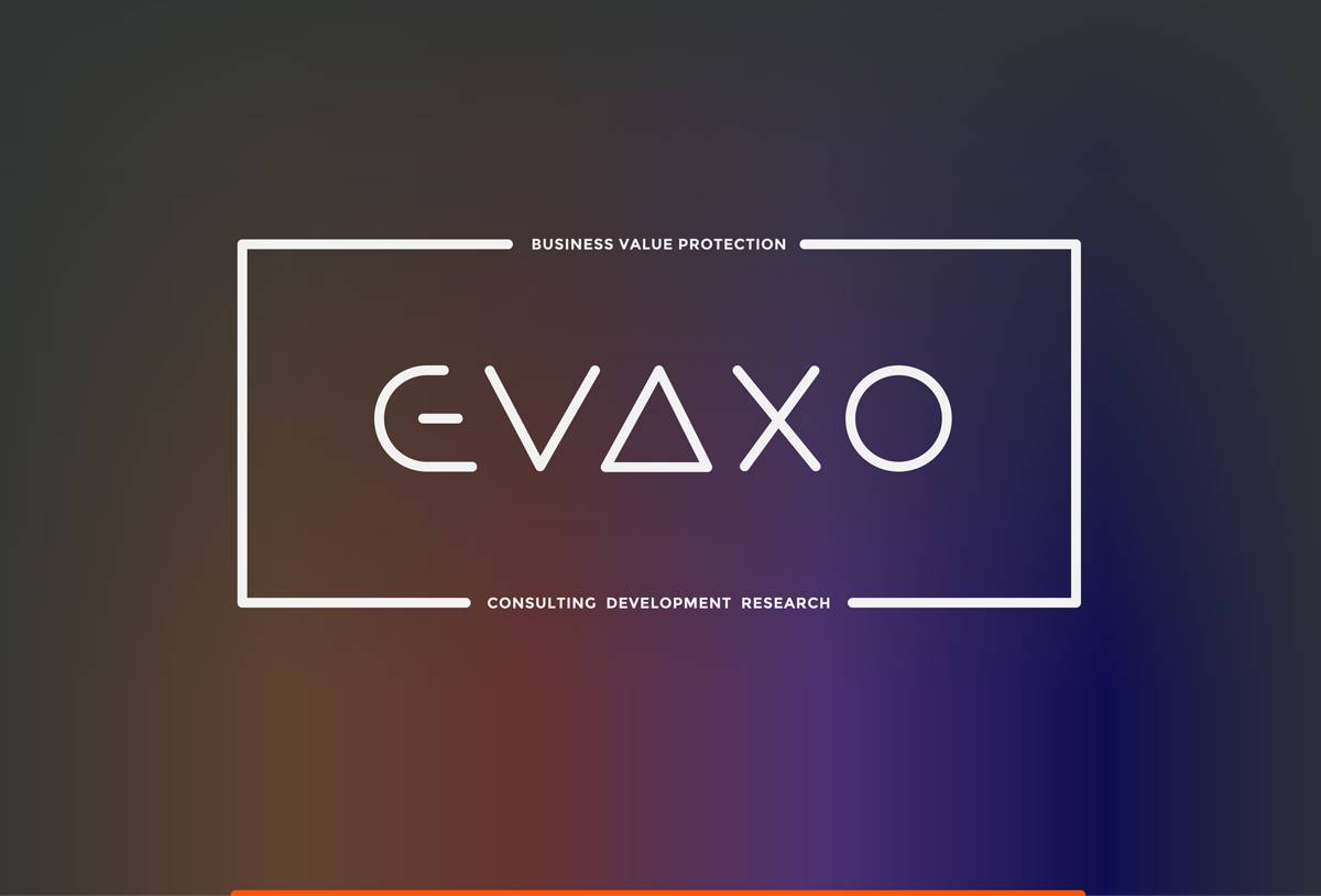 Logo mit dem Schriftzug „EVAXO“, wobei das „A“ als Dreieck dargestellt ist; darüber steht „Business Value Protection“, darunter „Consulting Development Research“.
