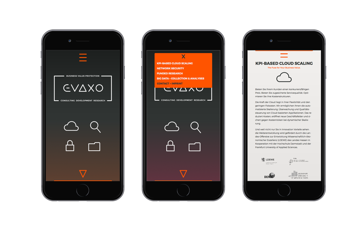 Drei Smartphones zeigen eine Unternehmenswebseite mit dunklem Hintergrund; das erste Handy zeigt das Logo "evaxo" und vier Icons, das zweite ein geöffnetes orangenes Menü, das dritte eine Seite mit Text und einem Cloud-Symbol.