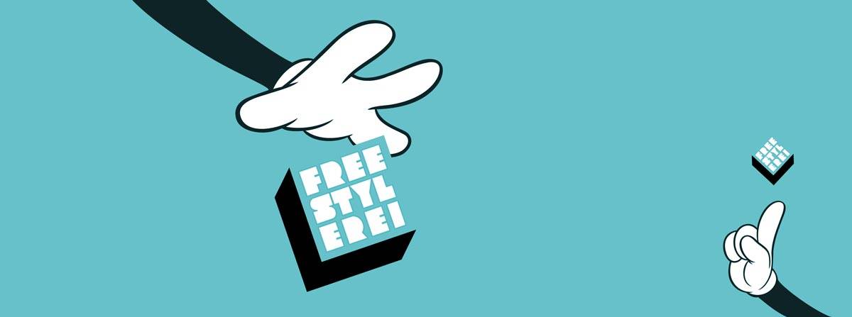 Grafik mit zwei comicartigen Händen auf türkisfarbenem Hintergrund, eine hält einen Würfel mit der Aufschrift „FREESTYLEREI“, die andere balanciert einen kleineren Würfel.