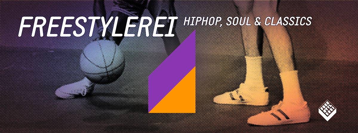 Zwei Personen in Sportschuhen stehen mit einem Basketball auf einem Hallenboden; darüber steht der Text „FREESTYLEREI HIPHOP, SOUL & CLASSICS“.