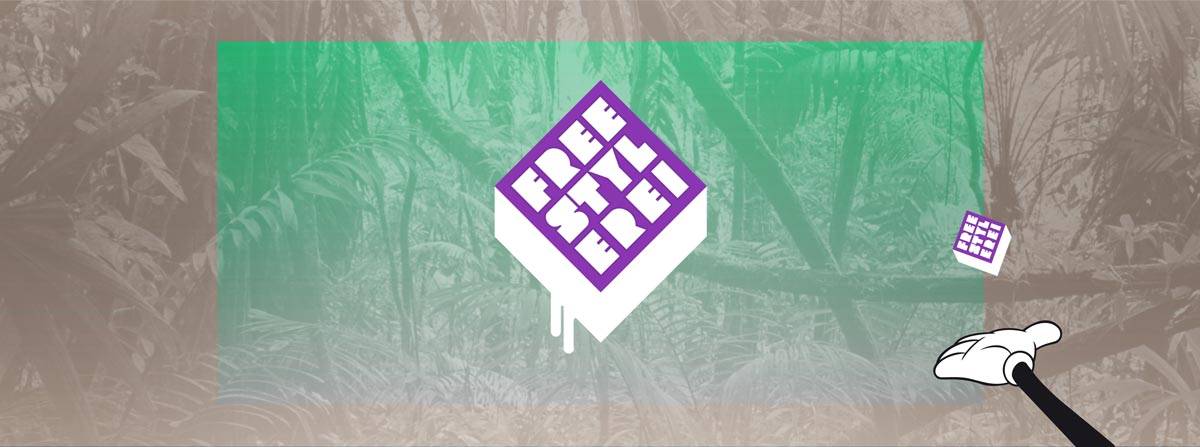 Grafik mit stilisiertem Dschungelhintergrund, in der Mitte ein violett-weißes Logo mit der Aufschrift "FREESTYLEREI", unten rechts eine gezeichnete weiße Hand, die ein kleineres Logo hält.