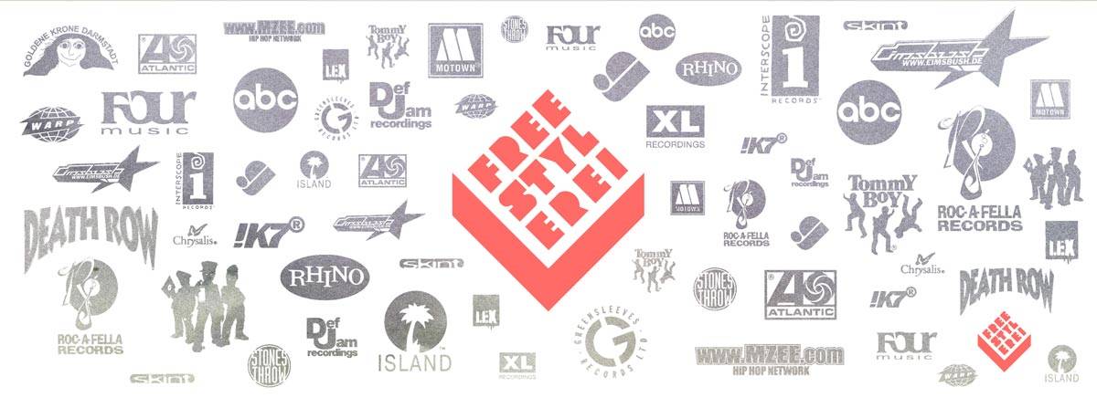 Collage aus zahlreichen Musiklabel-Logos, darunter Roc-A-Fella Records, Death Row, Motown, Island, Atlantic, XL Recordings, Def Jam und andere; in der Mitte ein rotes Logo mit der Aufschrift „FREESTYLE“ in Blockbuchstaben.