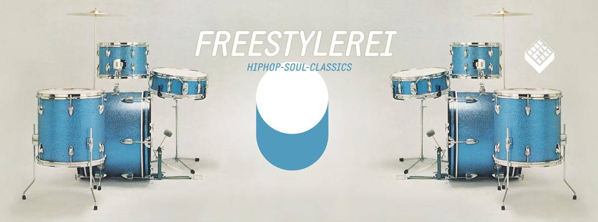 Zwei blaue Schlagzeuge stehen sich spiegelbildlich gegenüber, darüber steht in weißer Schrift „FREESTYLEREI“ und darunter „HIPHOP-SOUL-CLASSICS“. In der Mitte befindet sich ein stilisiertes rundes Logo.