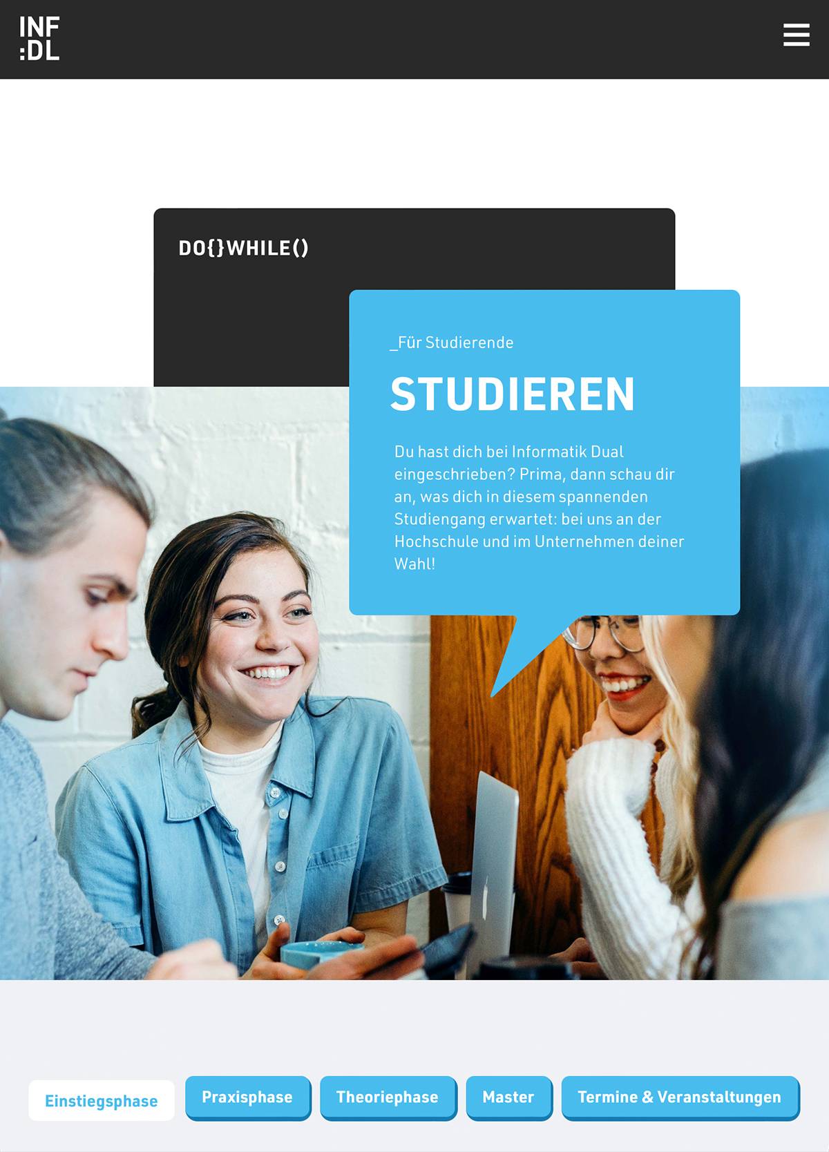 Vier junge Menschen sitzen lächelnd zusammen an einem Tisch mit Laptop und Tassen; darüber steht in einer blauen Sprechblase „Studieren“ mit Informationen zum dualen Informatikstudium.