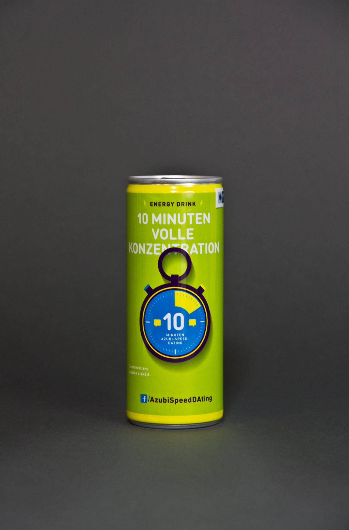 Grüne Energy-Drink-Dose mit der Aufschrift „10 Minuten volle Konzentration“ und einer grafischen Stoppuhr, darunter ein Facebook-Link zu „AzubiSpeedDating“.
