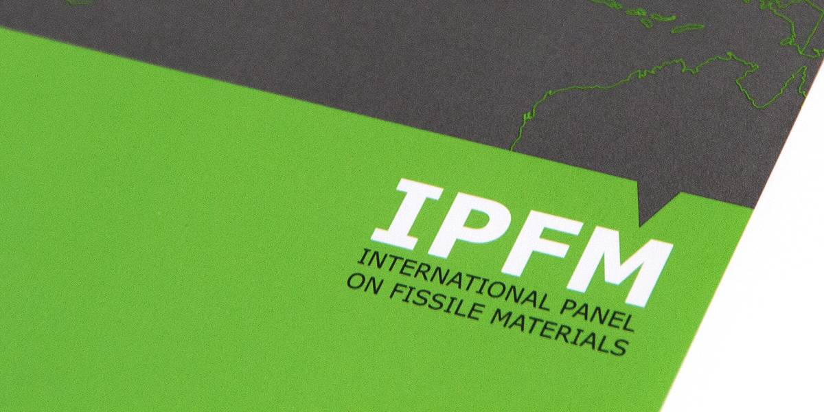 Grüner und schwarzer Hintergrund mit der weißen Aufschrift „IPFM INTERNATIONAL PANEL ON FISSILE MATERIALS“.
