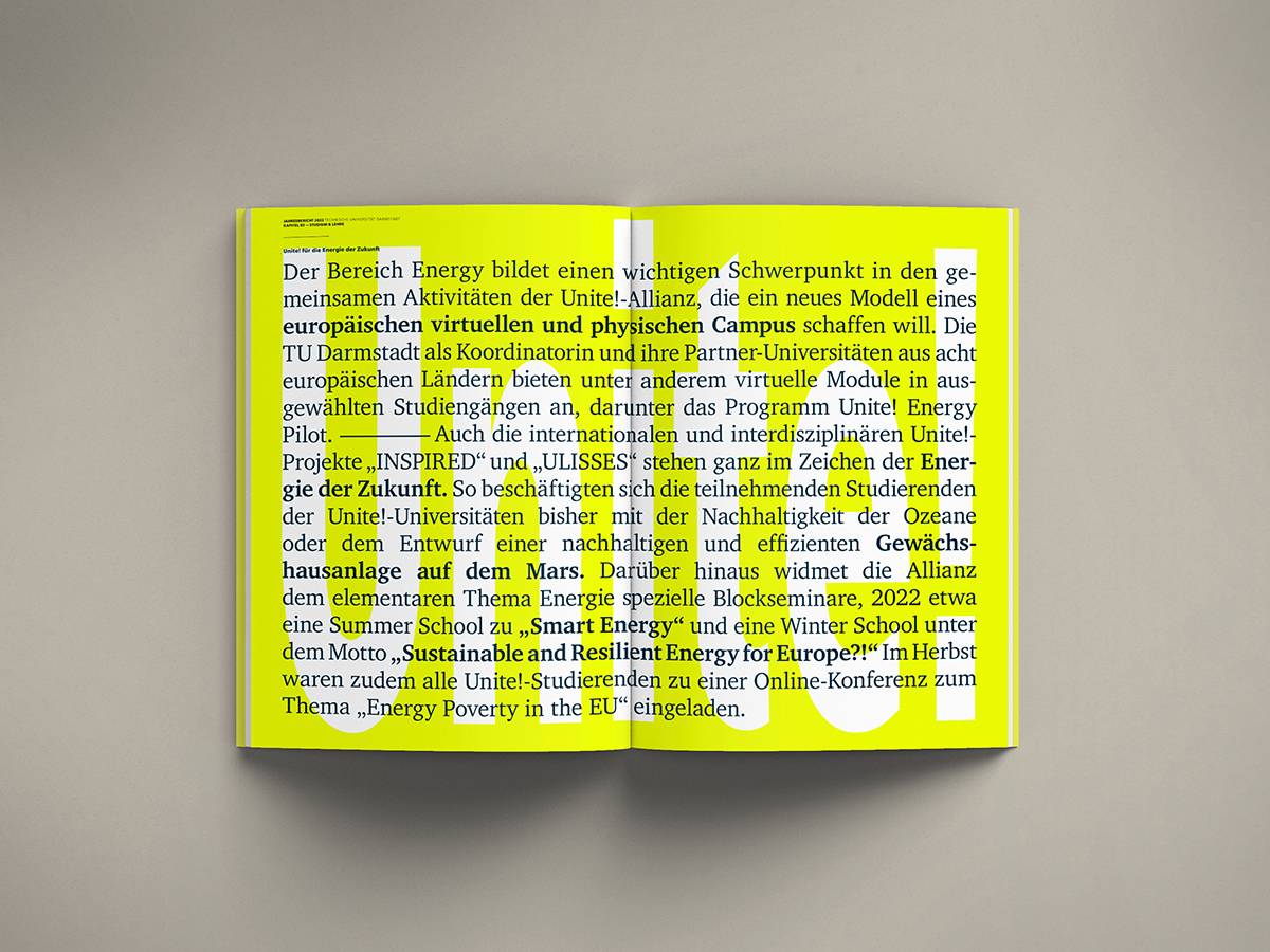 Offenes Magazin mit gelb markiertem Text auf einer Doppelseite, auf hellem Hintergrund fotografiert.