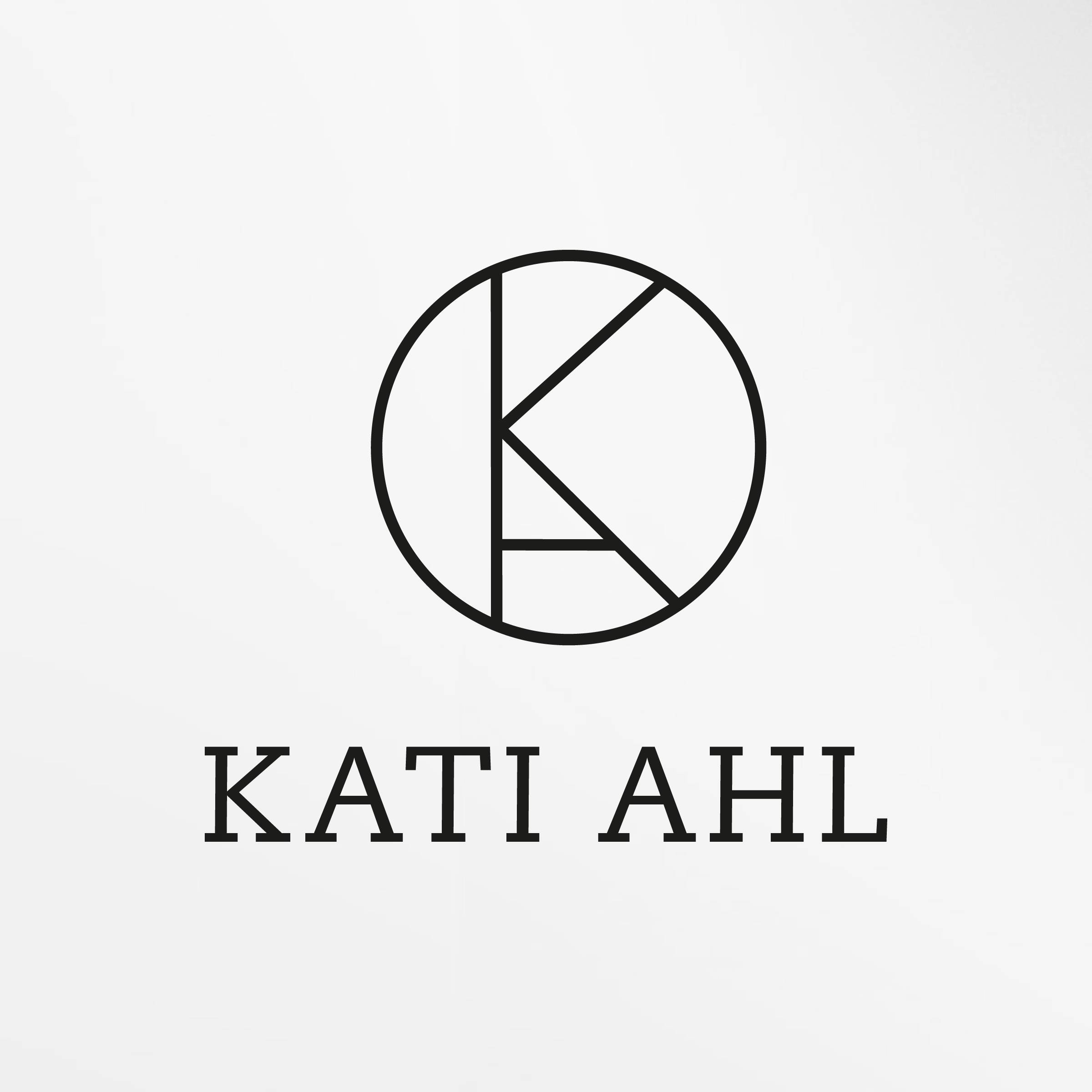 Schwarzes Logo mit stilisiertem Buchstaben „K“ in einem Kreis, darunter der Schriftzug „KATI AHL“ auf weißem Hintergrund.
