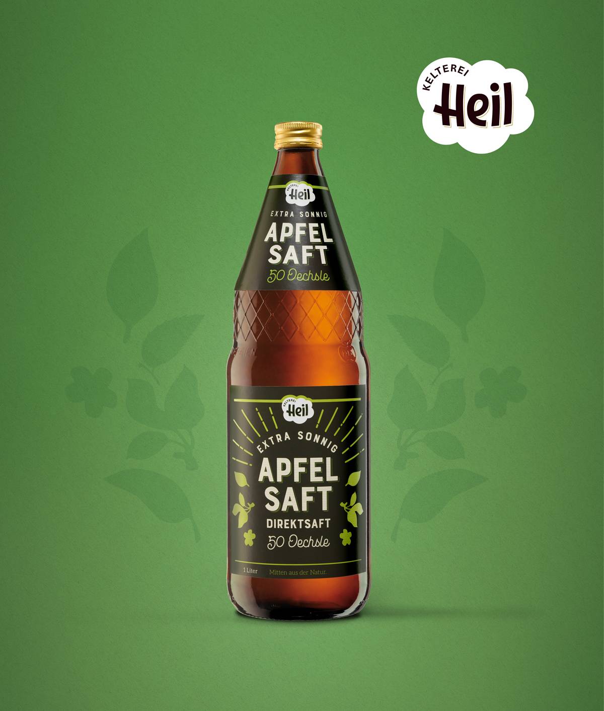 Braune Glasflasche mit goldenem Deckel, gefüllt mit Apfelsaft, vor grünem Hintergrund; Etikett mit Aufschrift "Heil Extra Sonnig Apfelsaft Direktsaft 50 Oechsle".