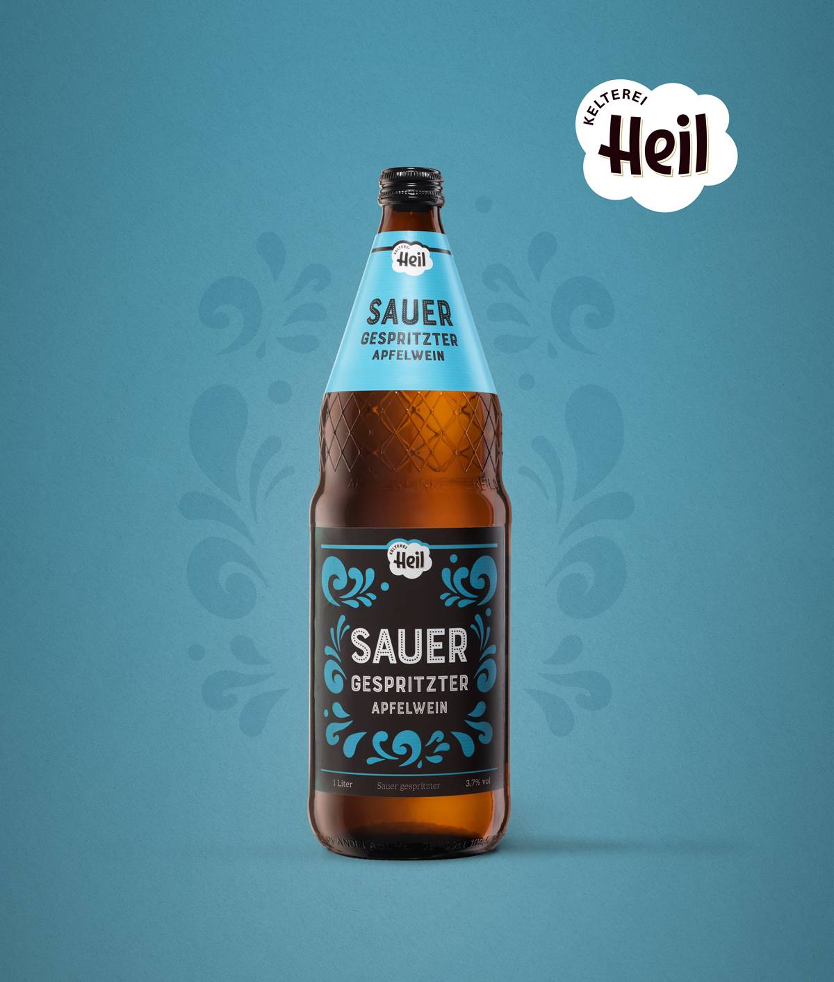 Braune Glasflasche „Sauer Gespritzt Apfelwein“ der Kelterei Heil mit blau-schwarzem Etikett vor blauem Hintergrund.