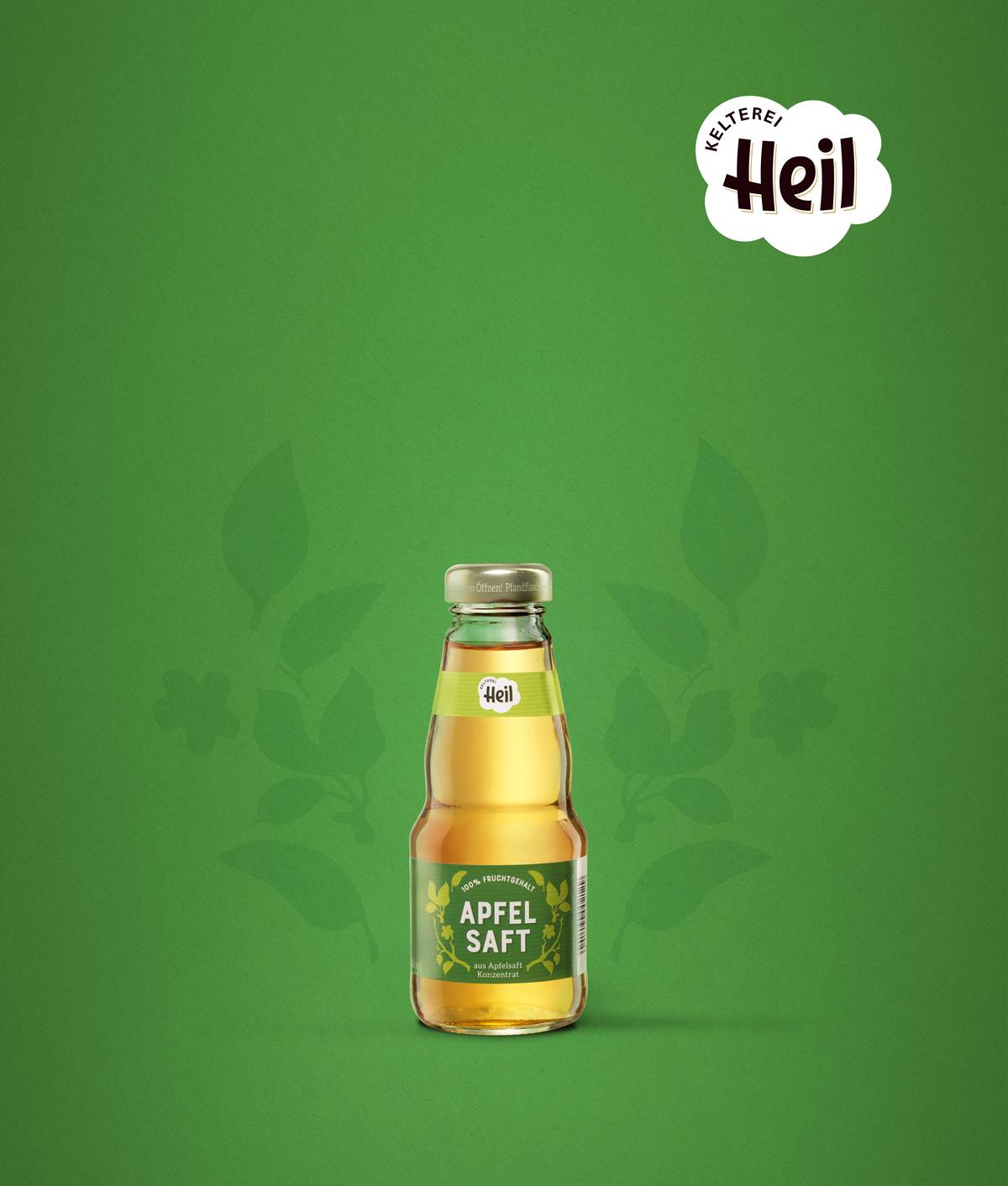 Flasche Apfelsaft der Marke Heil vor grünem Hintergrund, oben rechts das Kelterei Heil Logo.