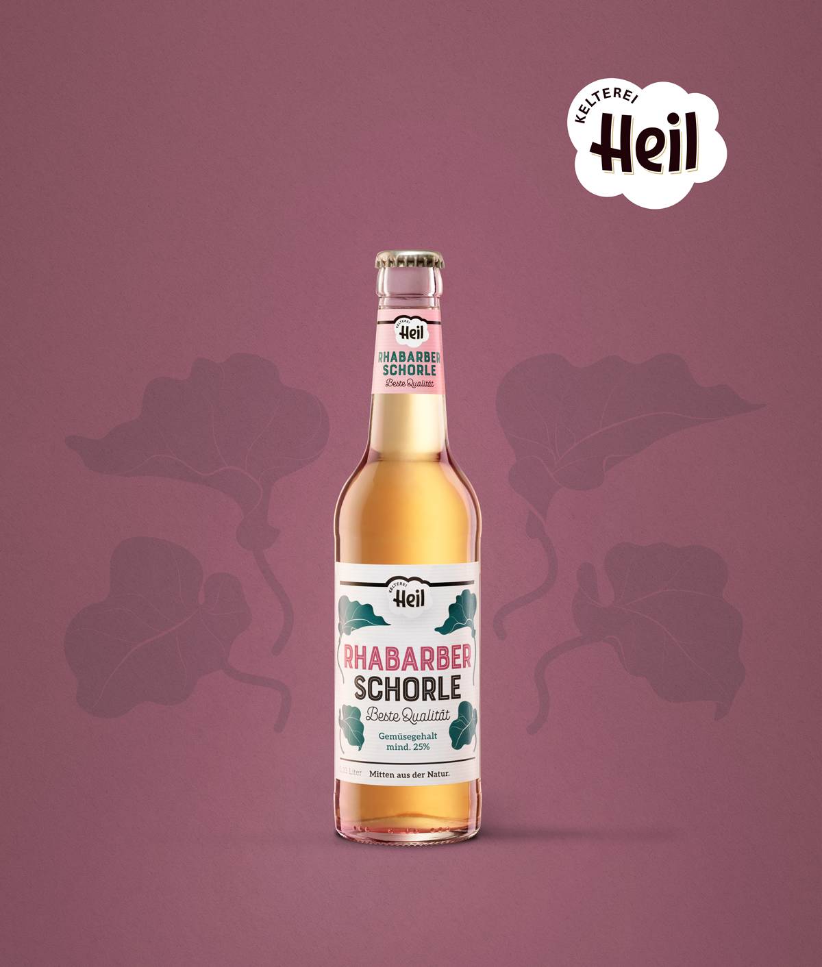 Flasche Heil Rhabarberschorle vor rosa Hintergrund mit Rhabarberblatt-Illustrationen und Kelterei-Heil-Logo oben rechts.