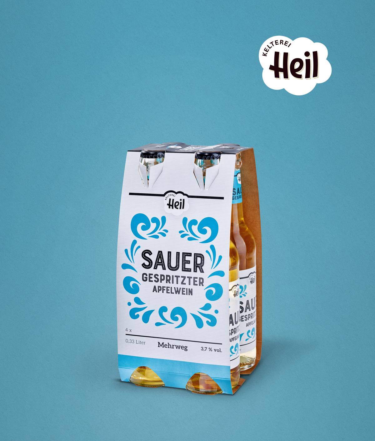 Viererpack Flaschen „Sauer Gespritzt Apfelwein“ der Kelterei Heil vor blauem Hintergrund.