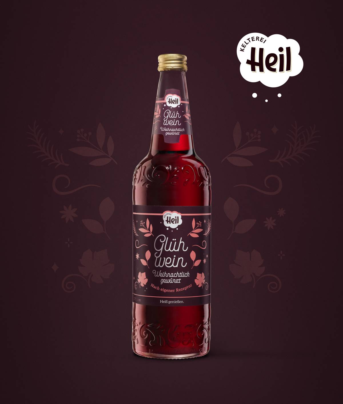 Eine braune Glasflasche mit rotem Glühwein, goldfarbenem Schraubverschluss und verziertem Etikett der Marke "Heil"; daneben das Logo "Kelterei Heil" auf dunkelrotem Hintergrund.
