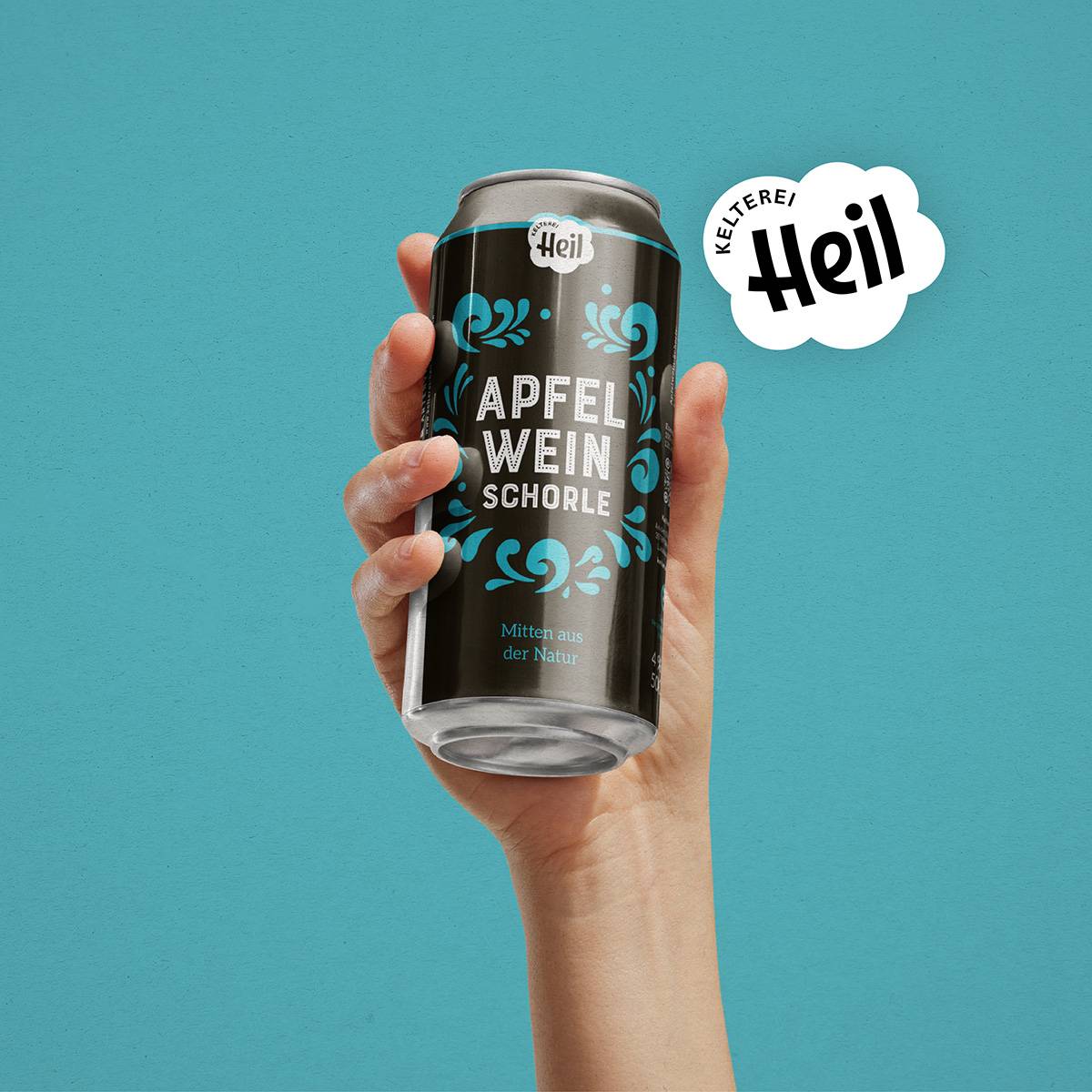 Eine Hand hält eine schwarze Dose mit der Aufschrift „Apfelwein Schorle“ vor einem blauen Hintergrund.