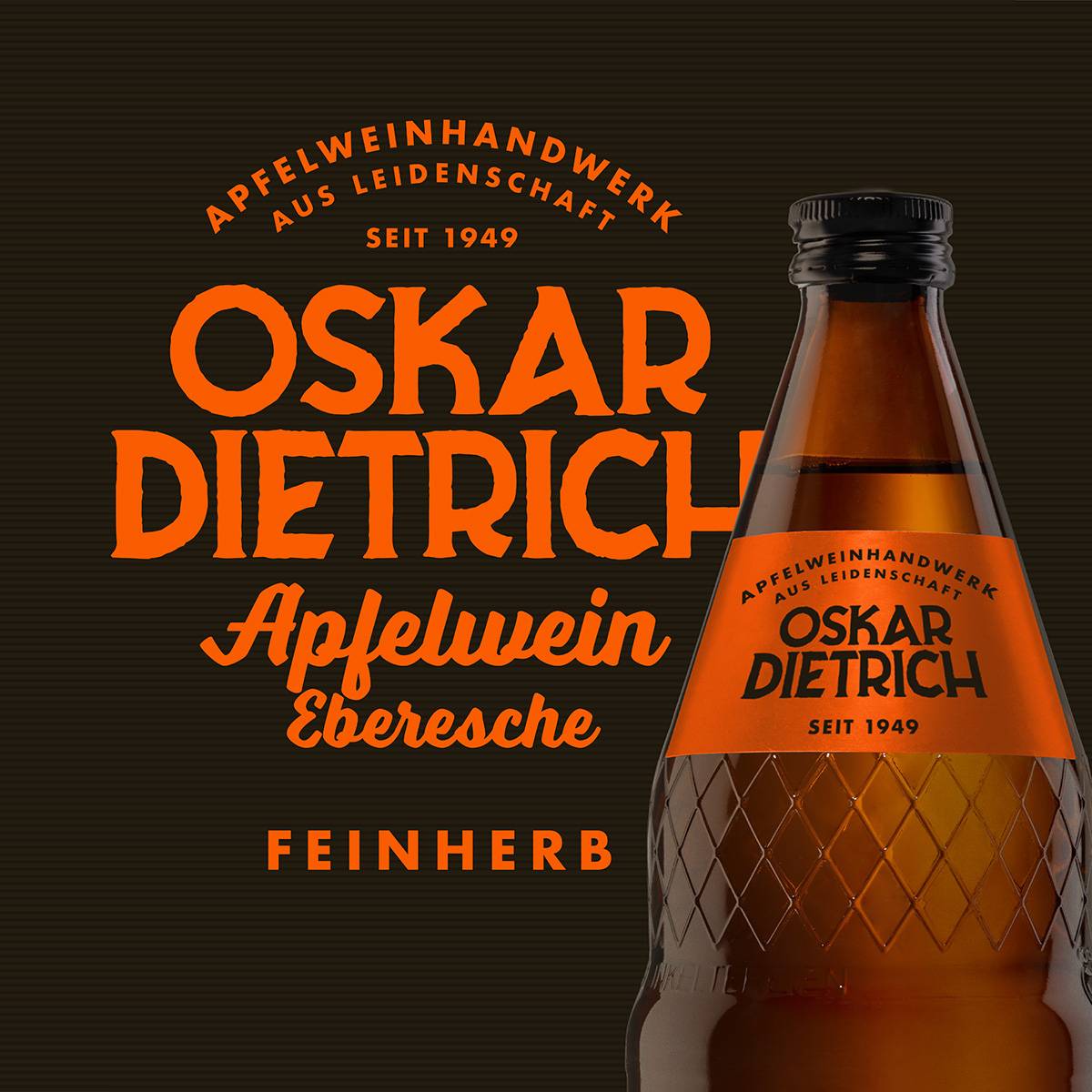 Braune Apfelweinflasche mit orangefarbenem Etikett, darauf der Text: „Oskar Dietrich Apfelwein Eberesche Feinherb“. Im Hintergrund ist derselbe Text groß abgebildet.