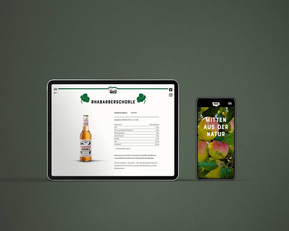 Ein Tablet und ein Smartphone mit der Website einer Getränkemarke; auf dem Tablet ist eine Flasche Rhabarberschorle mit Nährwerttabelle zu sehen, auf dem Smartphone ein Bild von Äpfeln mit dem Text „Mitten aus der Natur“.
