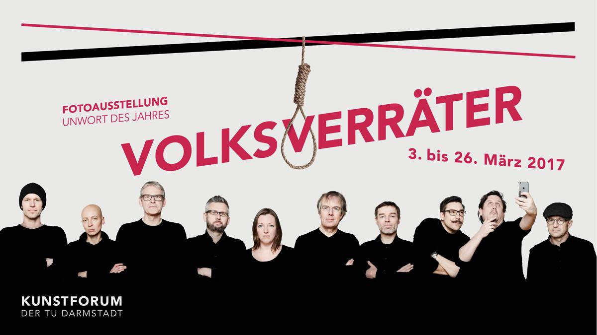Plakat zur Fotoausstellung „Unwort des Jahres: Volksverräter“ mit einem Strick in der Mitte und einer Gruppe von neun Menschen darunter; Ausstellungsdaten und Veranstaltungsort sind angegeben.