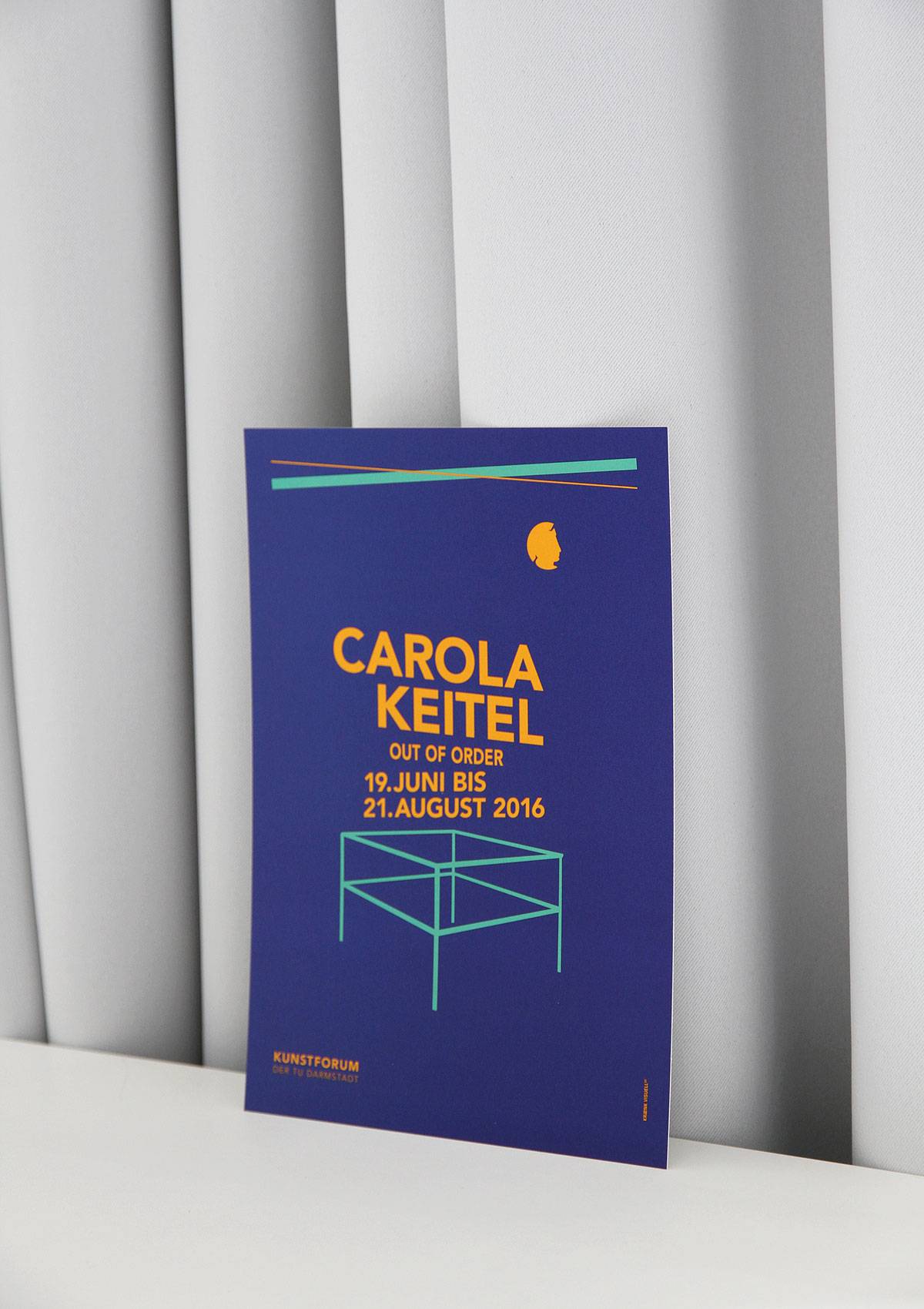 Plakat mit blauem Hintergrund, darauf gelbe und grüne Schrift: „Carola Keitel – Out of Order – 19. Juni bis 21. August 2016“ sowie eine stilisierte Grafik eines Tisches; im Hintergrund helle, vertikale Stoffbahnen.
